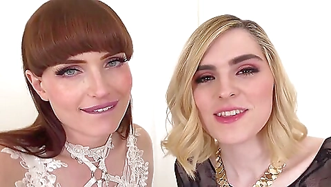 Blonde and brunette with a sexy body are having a threesome