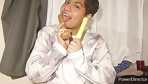 I masturbate with my vibrator and dildo in amateur video