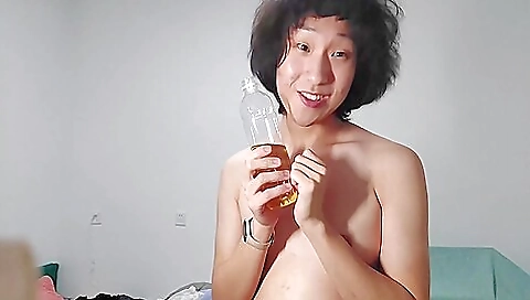Horny asian chick with a nice body wants to show off her feet