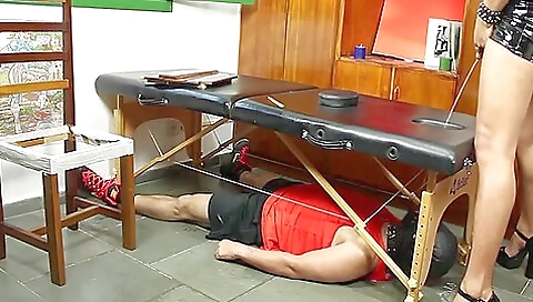 Teen with a hot ass gets cumshot by guy in her cunt